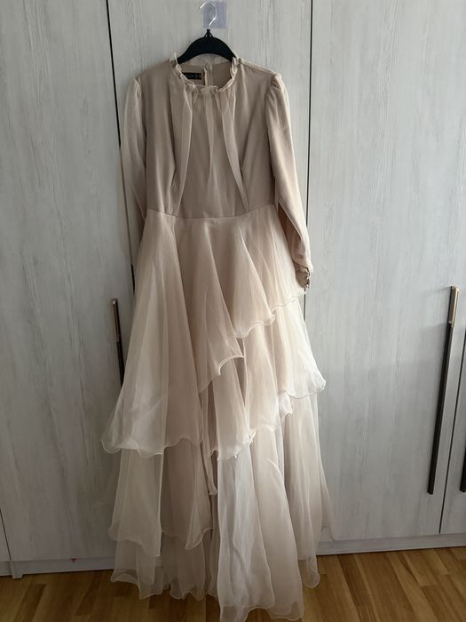 Нарядные вечерние платья в идеальном состоянии