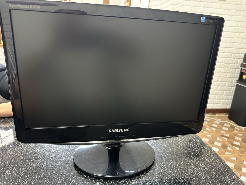 Продам монитор рабочий в хорошем состоянии