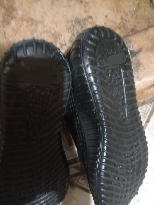 Продам кроссовки женские