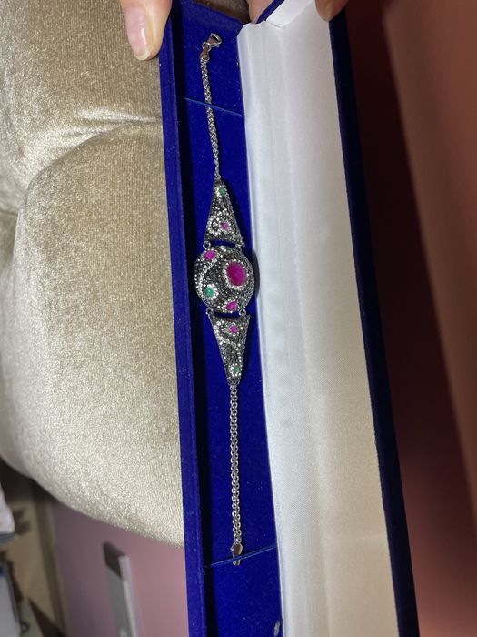 Сребърна гривна с цирконий