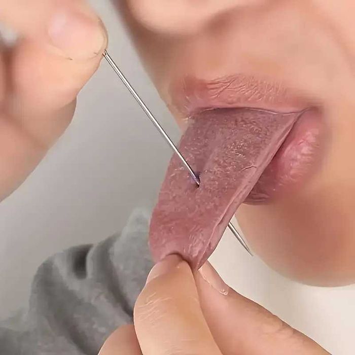 Limba fake cui in deget si set cu bila - magie