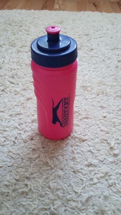 Продавам нова пластмасова бутилка за вода Slazenger
