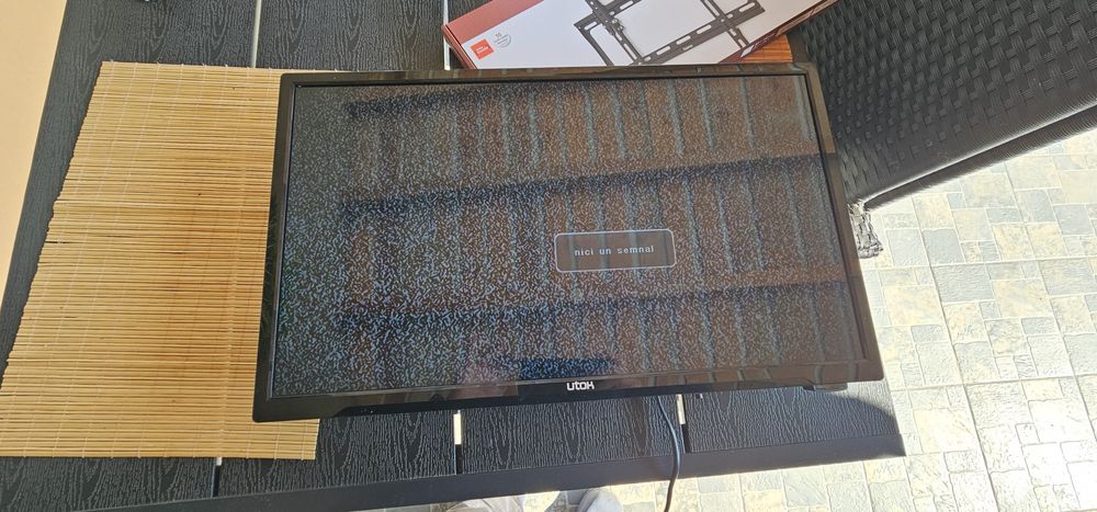Televizor LED UTOK 61 cm