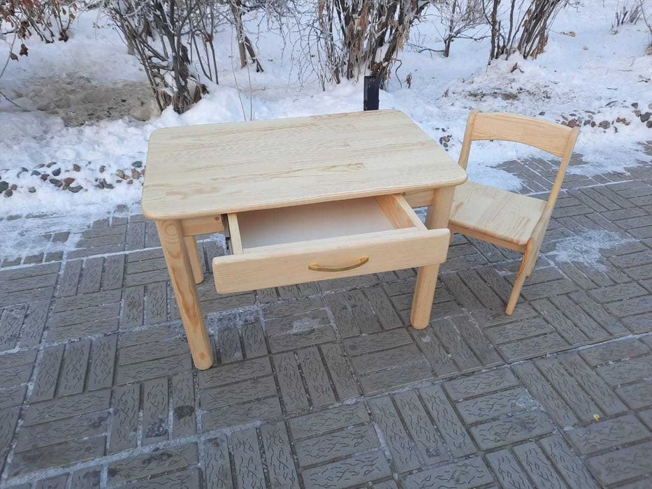 продам столик для детей.