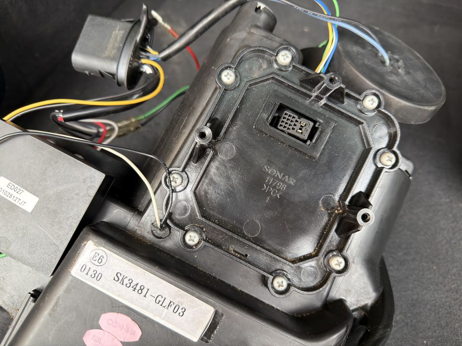 Vand faruri noi nefolosite SONAR pentru Golf 5.