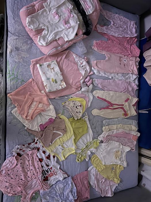 Конверт и детские вещи