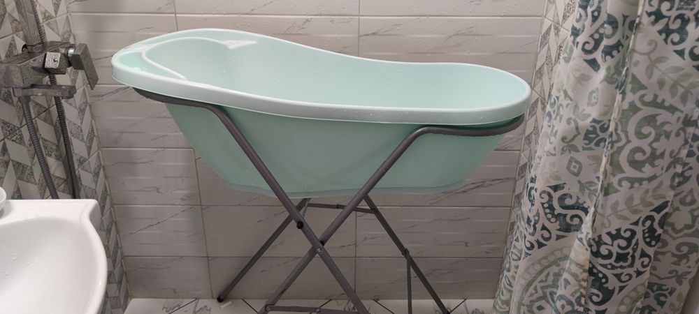 Вана със стойка за бебе