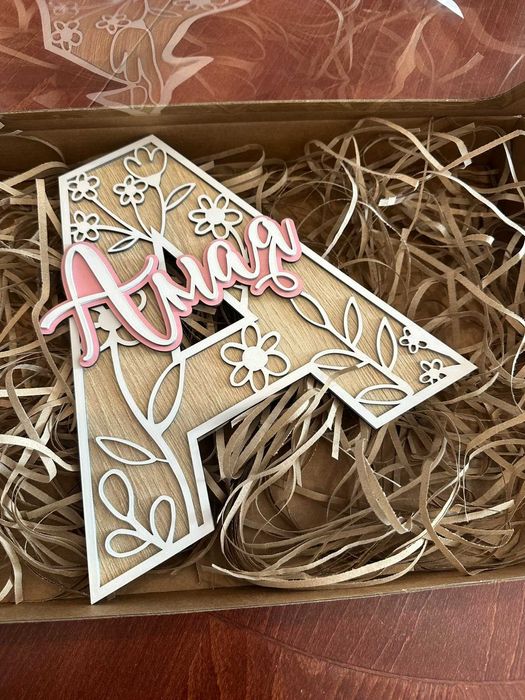 Персонализирана буква с име с нежни цветя