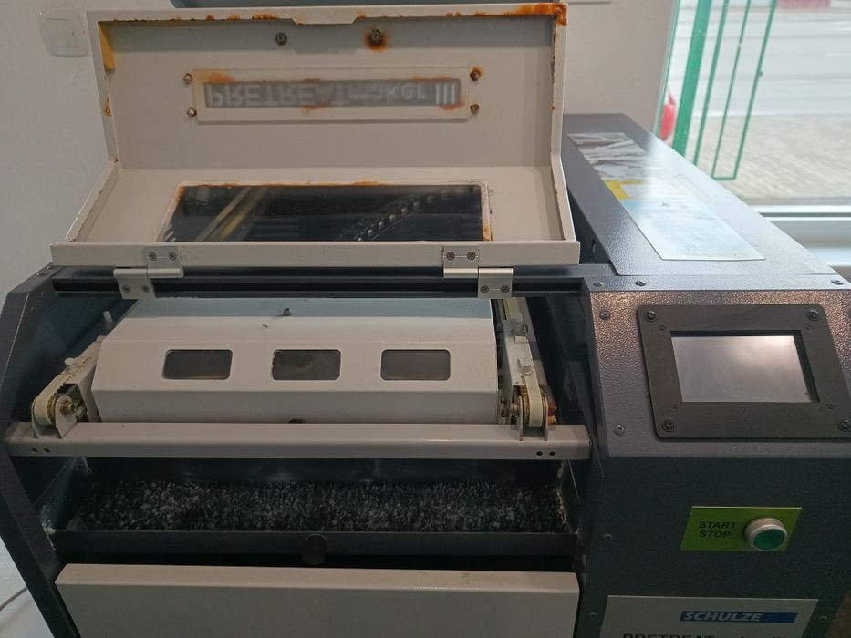 Претрийт машина Shultze за DTG печат на тениски.