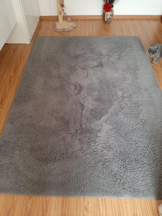 Covor gri pufos .