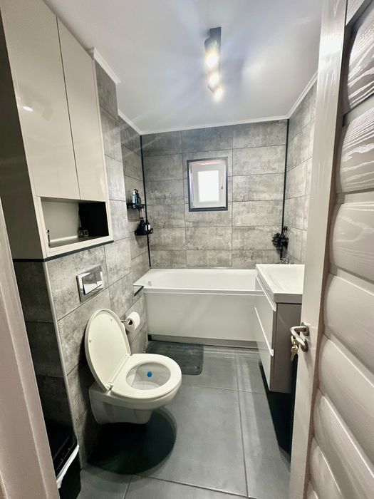 Apartament de vanzare 3 camere , decomandat -direct proprietar