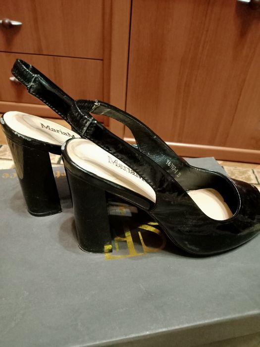 Продам туфли лаковые