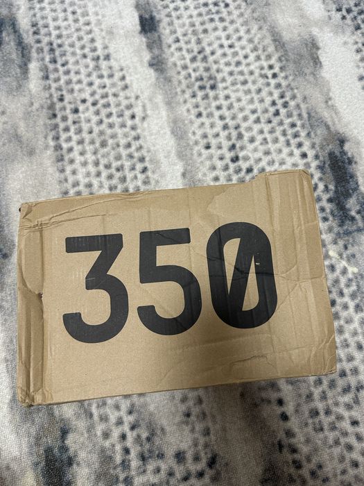 Продам кроссовки Yeezy350 v2