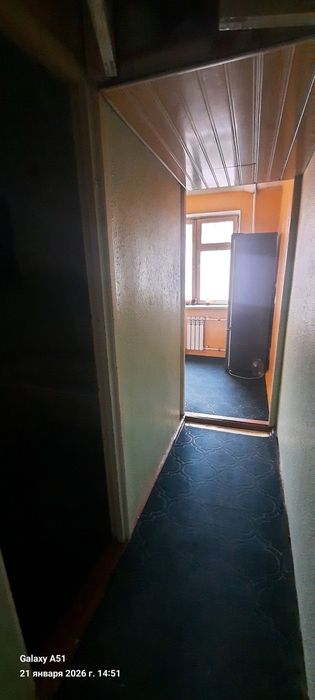 Сдаётся 1 ком квартира в Чирчике 2 мкн 2 этаж около канечка