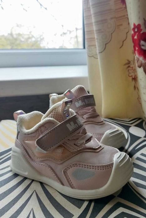 Продам детские кроссовки