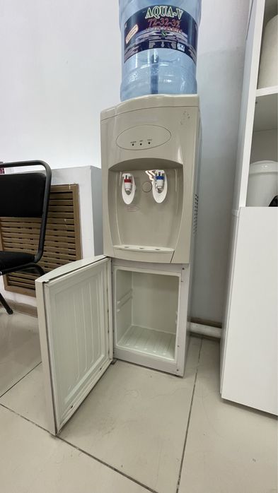 Кулер для воды / Диспенсер