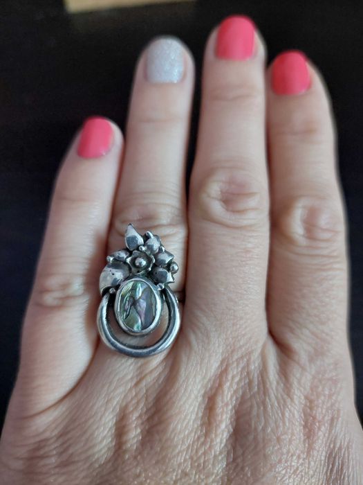 Сребърен пръстен с кралски седеф