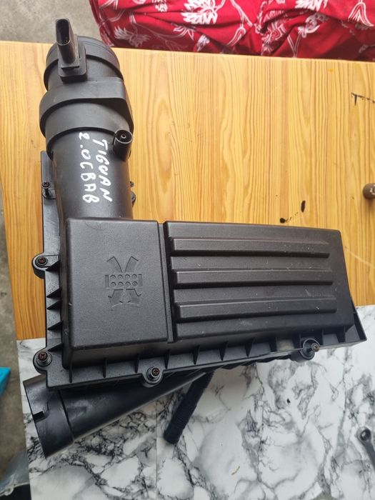 Vând carcasă filtru de aer de VW TIGUAN
