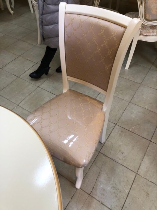 Обеденный стол со стульями