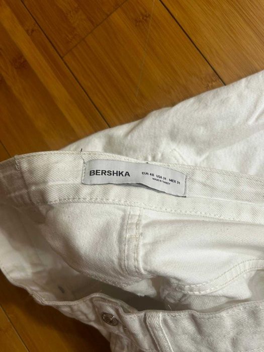 Blugi bershka scurti albi
