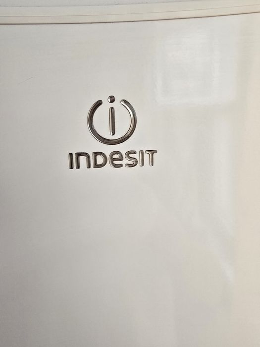 Продам холодильник indesit