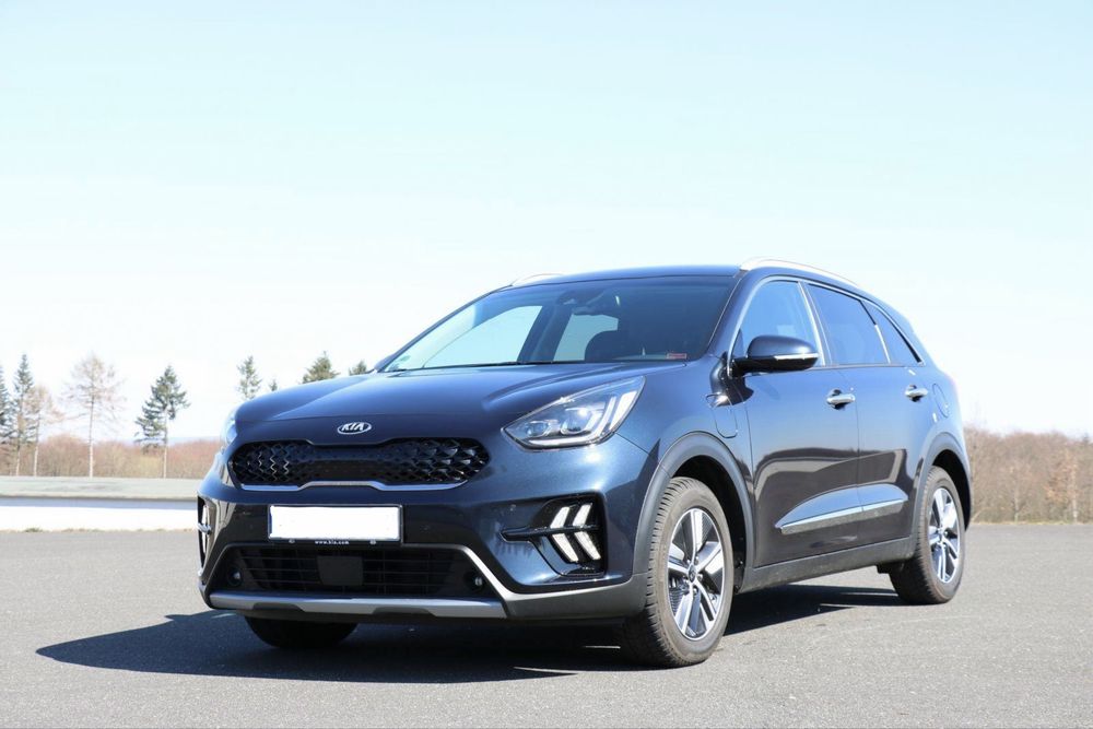 Inchiriere Tesla model 3 Long Range, Kia Niro Hibrid , Renault Megane