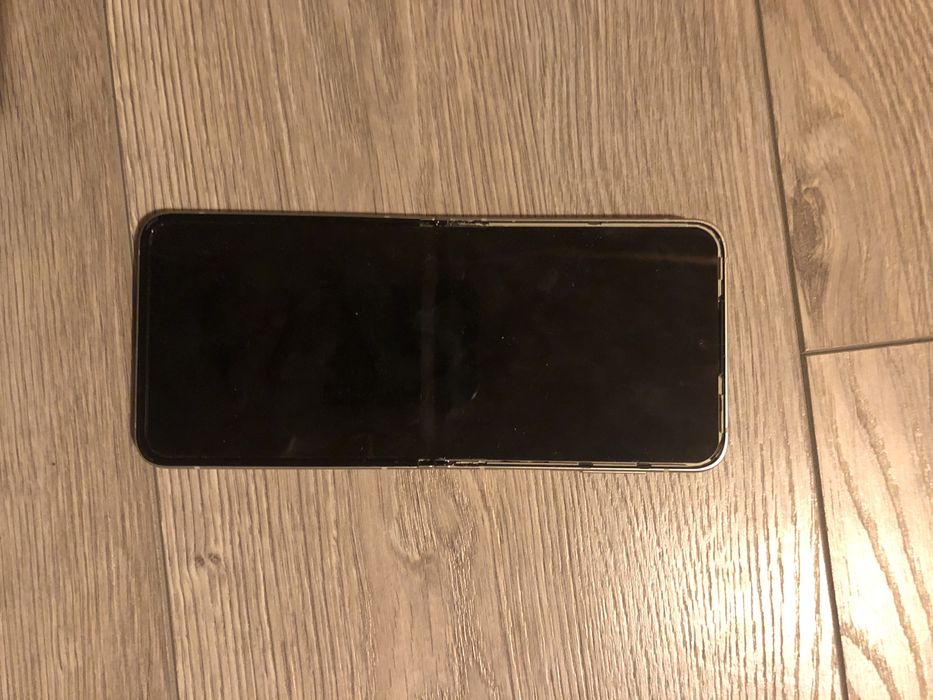 Samsung Galaxy Z Flip 3 – за части