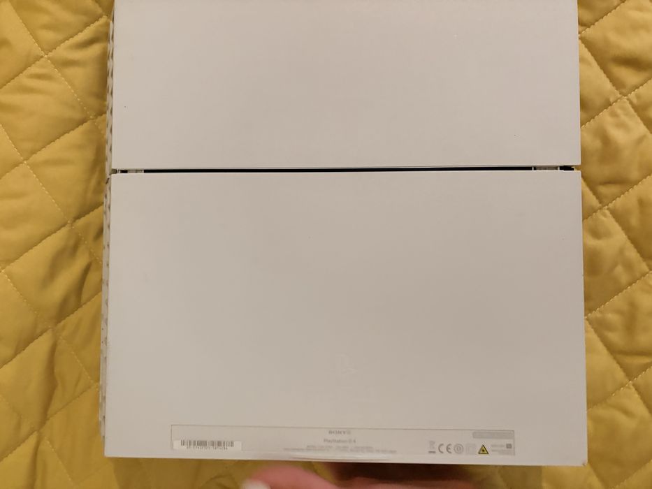Playstation 4 бял ,?