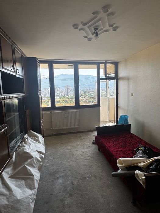 Двустаен апартамент! ж.к. Красна поляна 2! За ремонт!