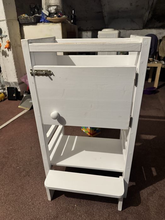 Learning tower montessori ajustabil, cu tablita de colorat.