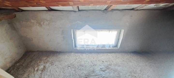 ЕКСКЛУЗИВНО! Етаж от къща заедно с тавански етаж!