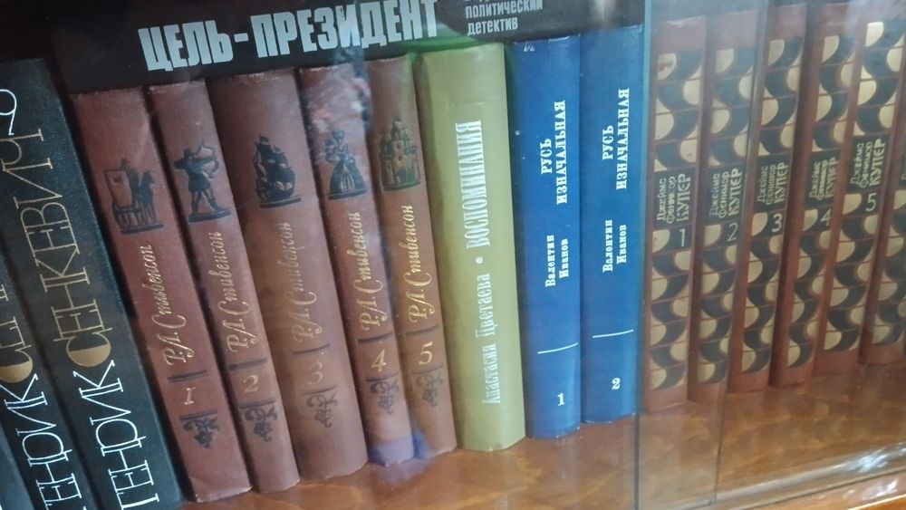 Продам книги в хорошем состоянии .