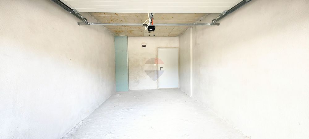 Две партерни съседни гаражни клетки за продажба, кв.Аспарухово, гр.Ва