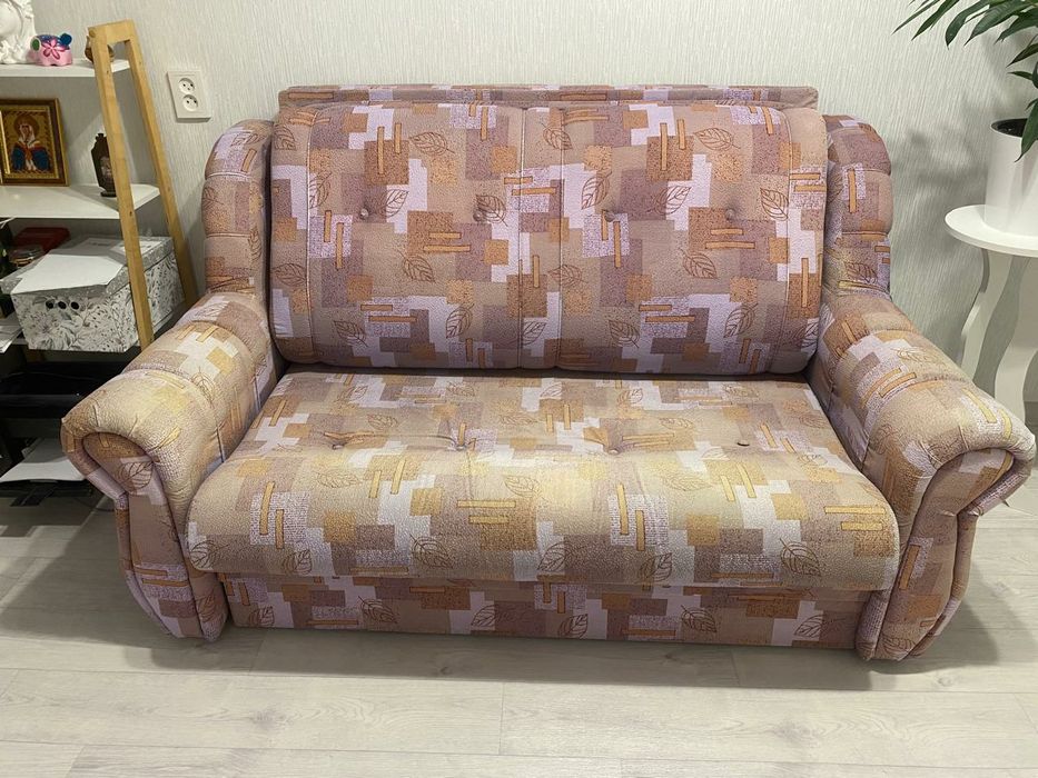 Диван кровать с мягкими подлокотниками