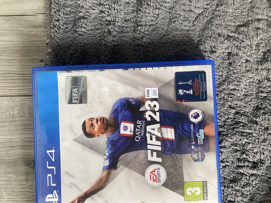 Vand PlayStation 4 + volan de gaming krom + pedale + 5 jocuri