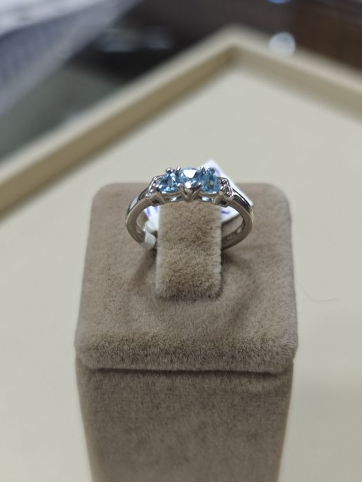 Inel aur alb 9k 1.78gr cu diamante naturale și topaz (r)