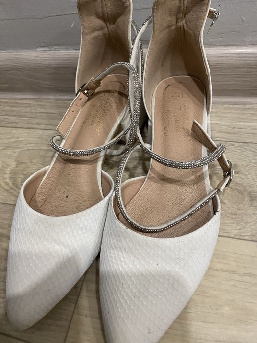 Продам туфли белые