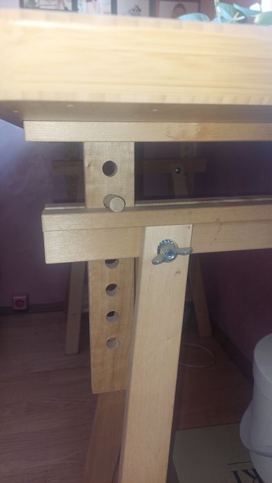 Голямо дървено бюро.