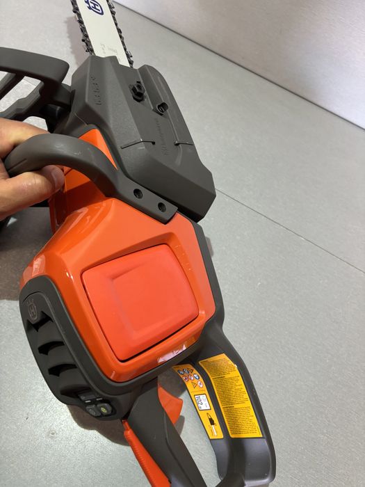 Husqvarna 240i drujba taiat lemn cu acumulator