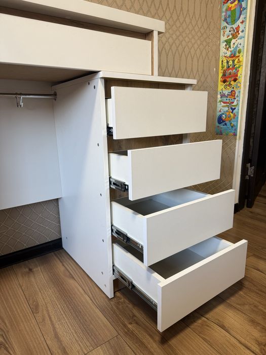 Продам стол для макияжа