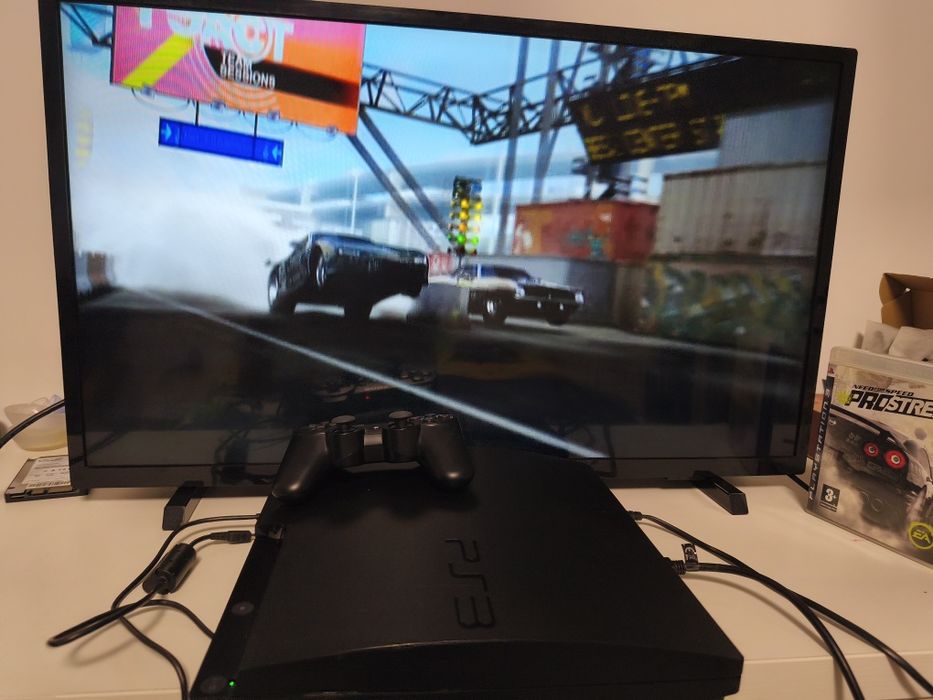 Sony PlayStation PS 3  cu joc Need for Speed și maneta