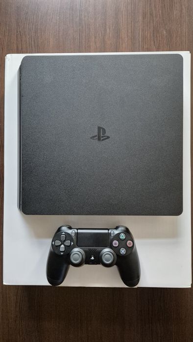 Конзола PS4 Slim CUH-2216A 500GB с джойстик, кабели, слушалки и книжки