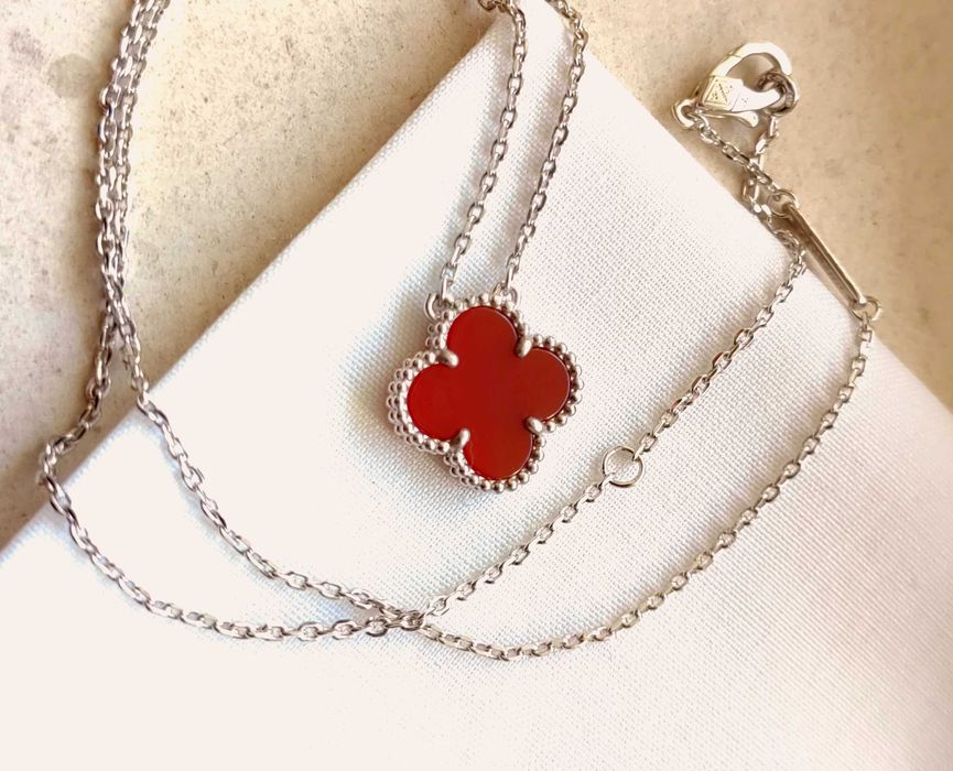 Дамско колие с детелина от червен карнелин на Van Cleef & Arpels VCA