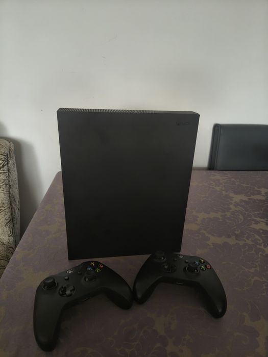 Xbox One X 1TB Pachet 2 Manete Plus Jocuri (GTA 5, RDR2, FIFA) Mentenanță proaspăt făcută!