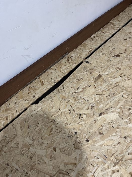 Кровать без матраса, прикроватные тумбочки