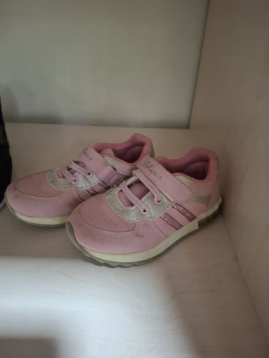 Кроссовки на девочку 28 размер