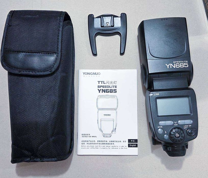 Три светкавици YONGNUO YN685 с дистанционен контролер за Canon