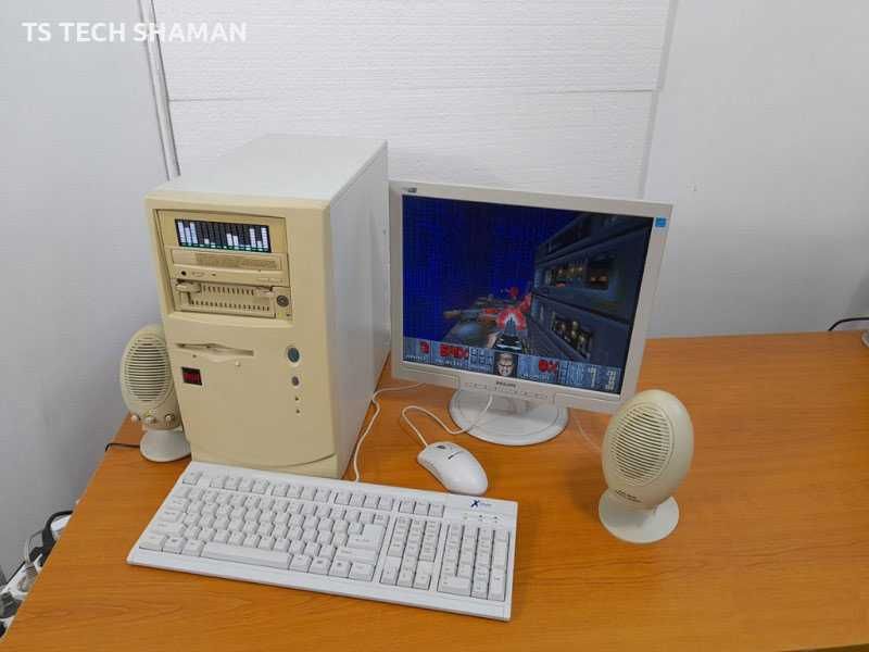Продавам забележителен ретро компютър с Windows 98SE