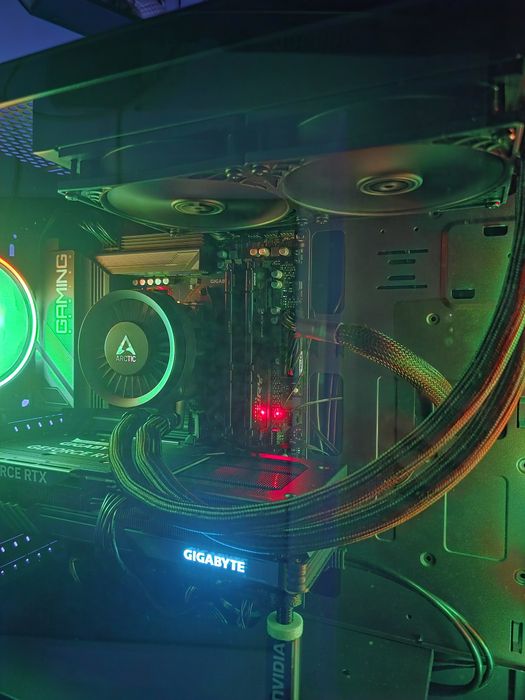 Vând Arctic liquid freezer II 240