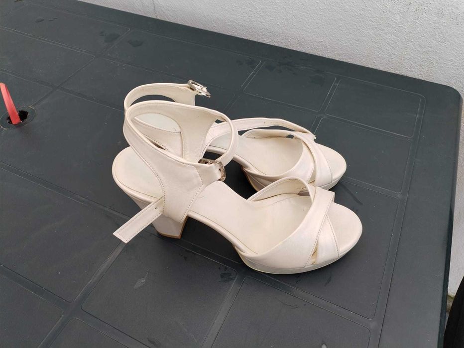 Sandale piele, mărimea 39 purtate o singură dată, fără defecte